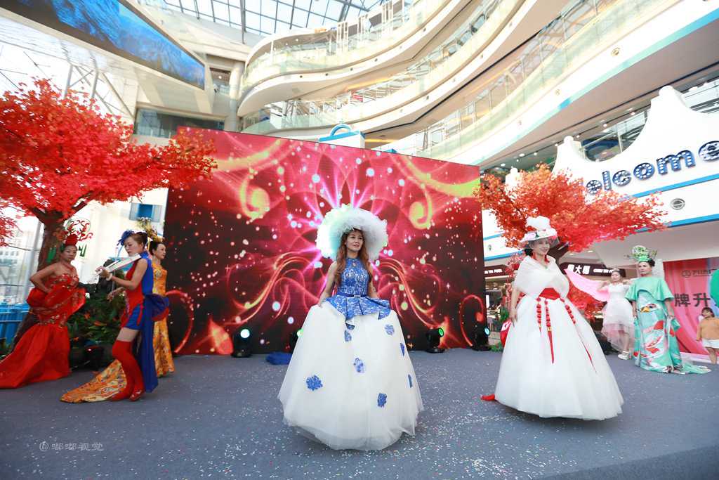 辣眼睛！泰国男子留20厘米长“黄金”指甲 称能带来好运