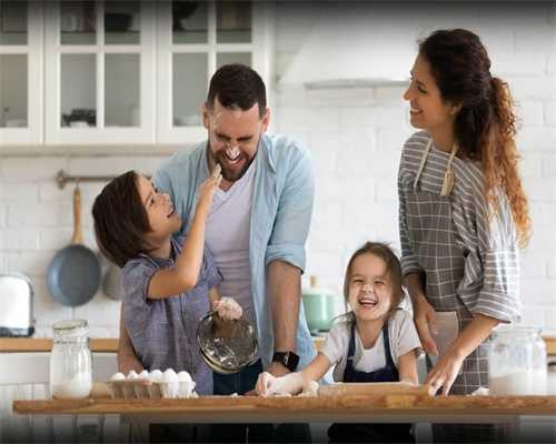 王菲出入酒店会友，穿棉服戴口罩依旧优雅，55岁发际线稀疏显脑门