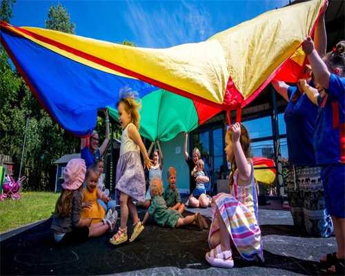 日照金山呈吉兆，紫气东来携富贵！2025好运到，有福之人请签收