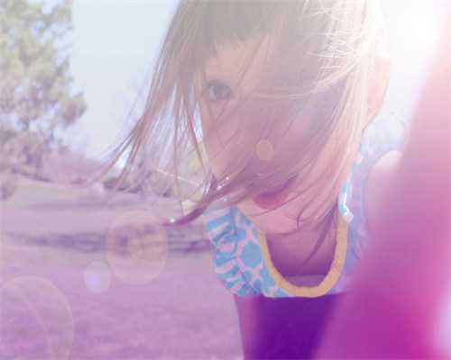 小说：赌场老板轻功一流，谁知下雨房顶打滑，摔断腿被县令活捉